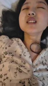 清纯白月光， 嫩穴咕叽狂吞大屌深喉吞精翻白眼 浪叫“哥哥操烂我女大骚